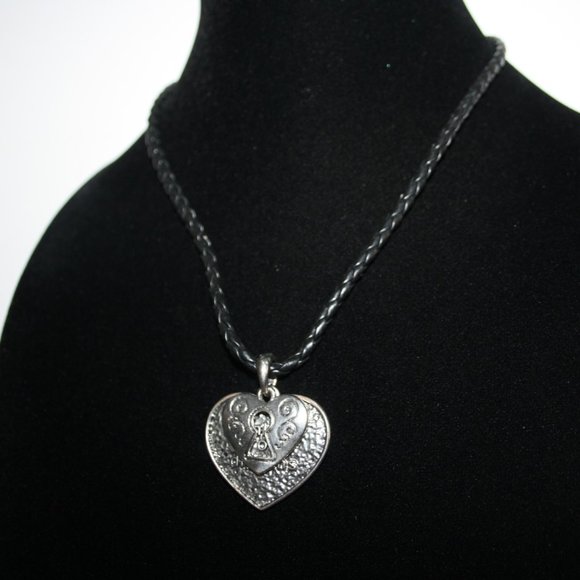 Black and silver heart necklace 17-20"